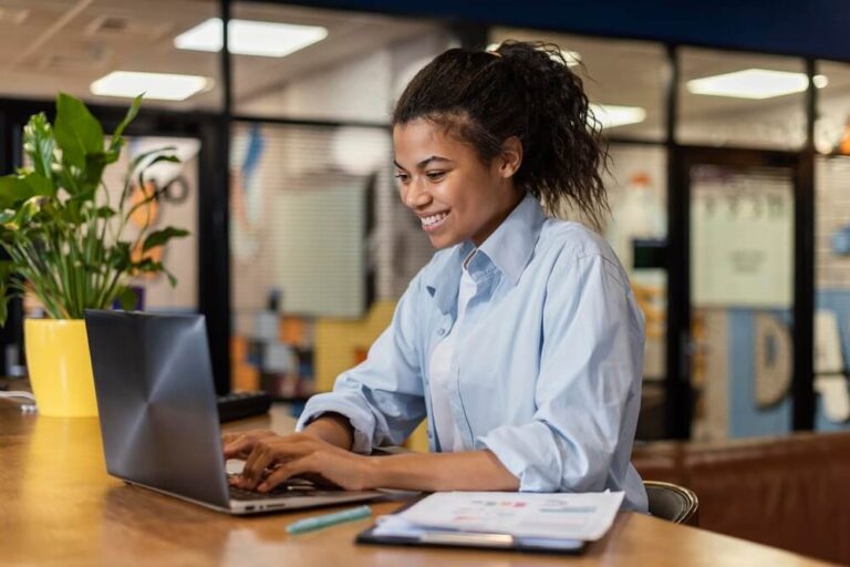 Mulher negra ao computador rejeição 972