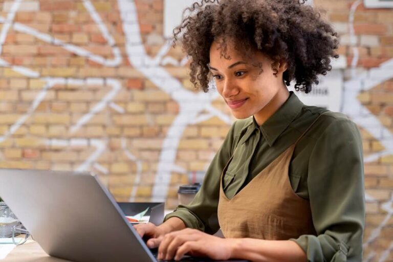 Mulher ao computador Rejeição 218