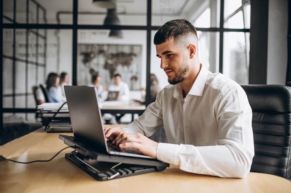Homem em frete ao notebook pensando na rejeição 241