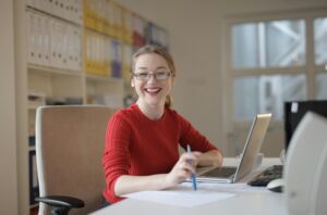 mulher sentada de lado a computador rejeição 905