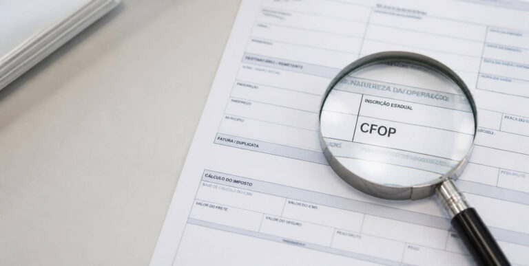 Lupa destacando o campo CFOP em uma nota fiscal impressa