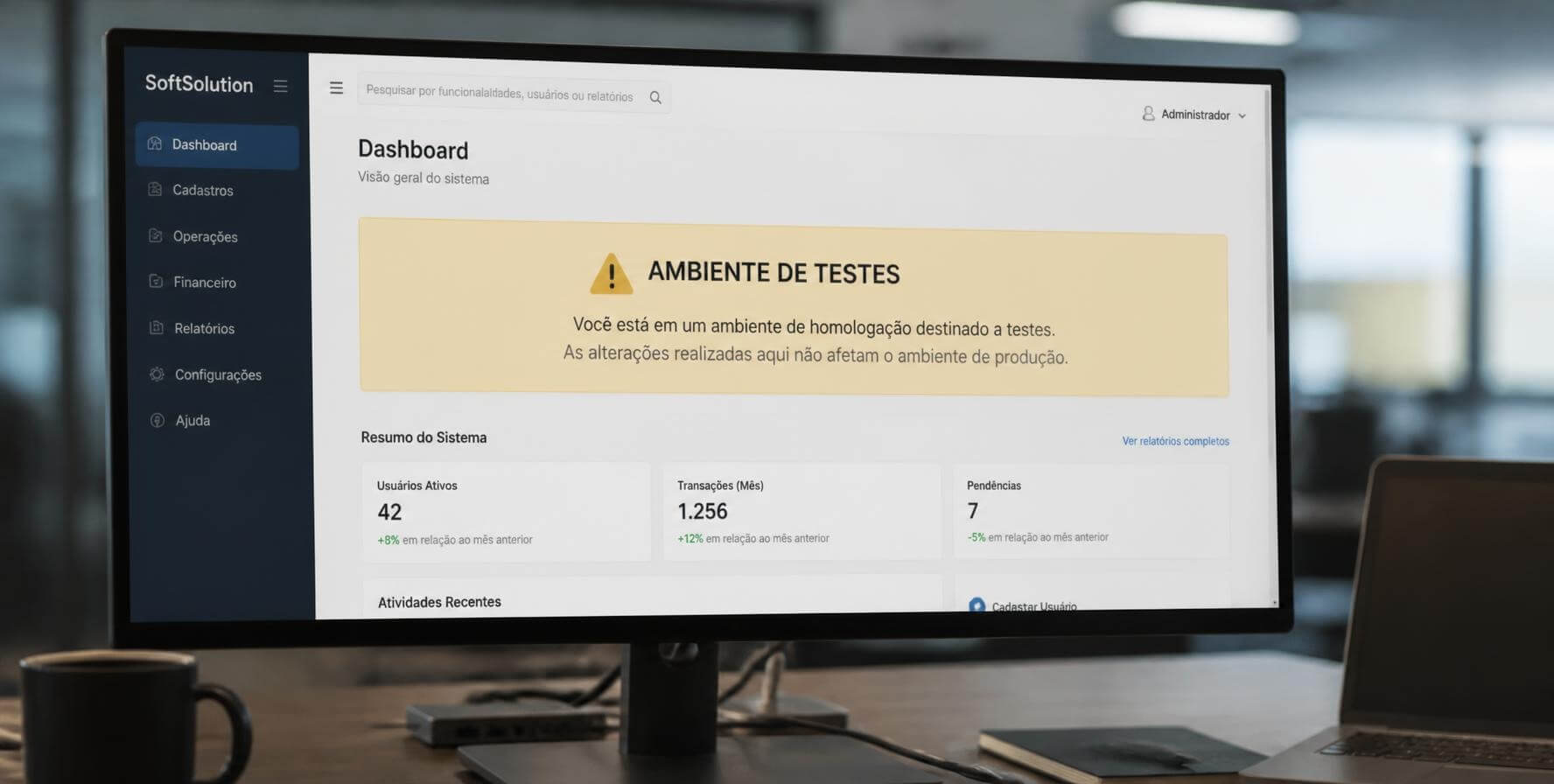 Monitor com sistema de gestão exibindo o aviso de ambiente de testes de homologação